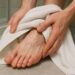 Cómo usar el vinagre de manzana para combatir el mal olor en los pies