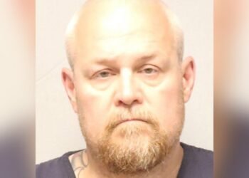 Horror en Minnesota: Mató a su madre mientras estaba dormida y escribió frases satánicas en la pared