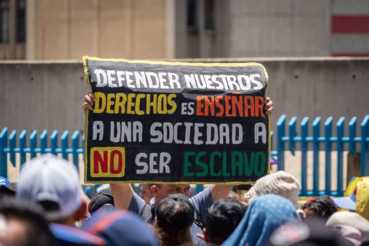Protesta trabajadores públicos Ministerio Educación Caracas Salario digno Reivindicaciones laborales Negociaciones colectivas Conflictos laborales Derechos laborales Sindicatos Demandas laborales Reclamos salariales Presión social Movimiento obrero Manifestaciones Paro laboral Huelga Solidaridad laboral Condiciones de trabajo Precarización laboral Justicia social El Diario Jose Daniel Ramos