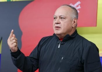 Cabello expuso el lado más autoritario del régimen: el chavismo «decide quién vuela y quién no»