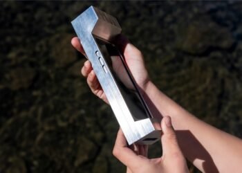 Desarrollan una funda que promete curar la adicción al celular: pesa 2,7 kilos y es casi imposible de remover