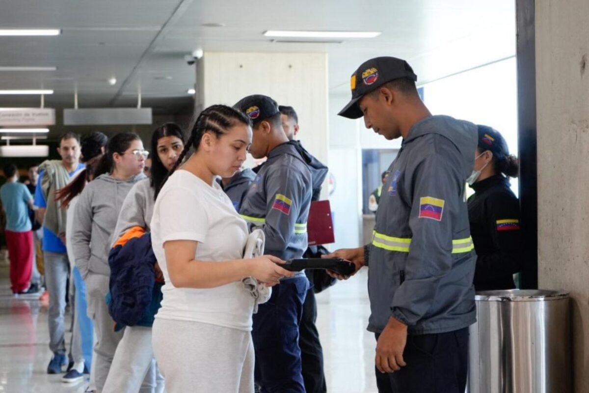 Llegó a Venezuela un avión con 183 migrantes retornados desde EE UU
