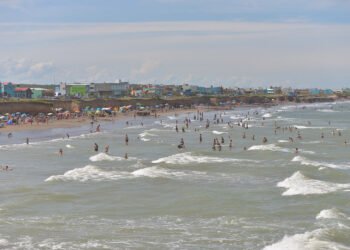 Ola gigante arrasó una playa repleta de turistas en Argentina: Una víctima mortal y más de 30 heridos