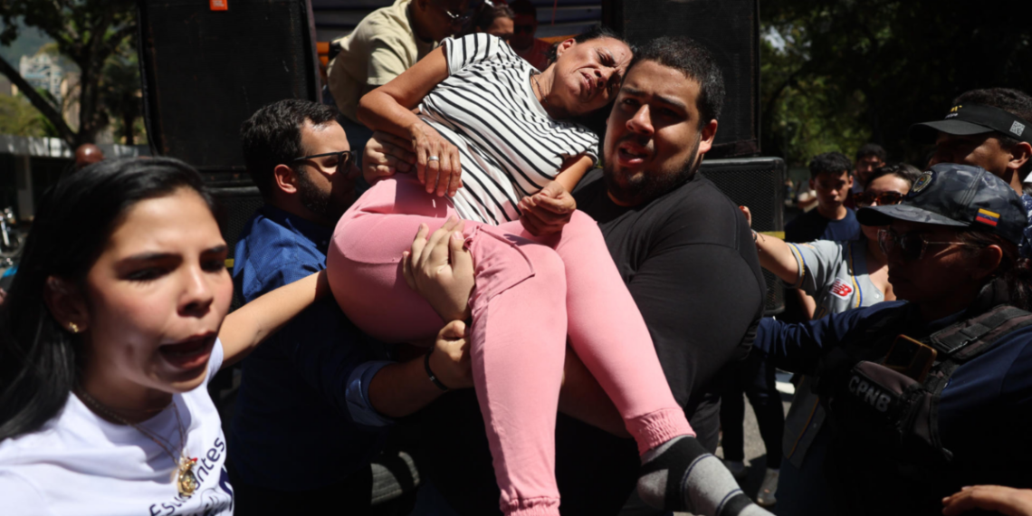 Madre de presa política conoció el paradero de su hija tras descompensarse en protesta de la UCV