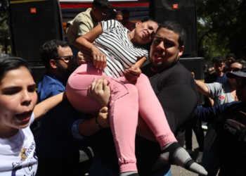 Madre de presa política conoció el paradero de su hija tras descompensarse en protesta de la UCV