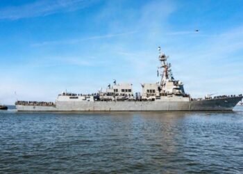 Relevaron al comandante del USS Truxtun tras la colisión del destructor con buque en el Caribe