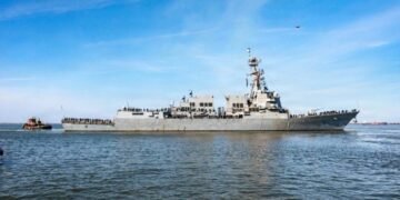 Relevaron al comandante del USS Truxtun tras la colisión del destructor con buque en el Caribe