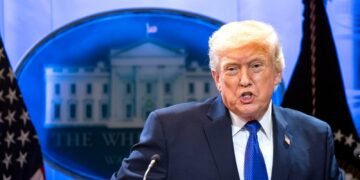 Trump firmó orden para imponer nuevo arancel global del 10% tras bloqueo del Supremo