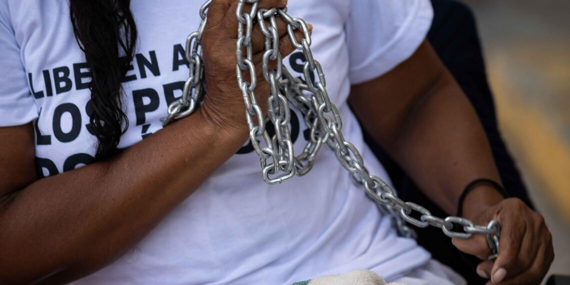 Familiares reciben atención médica tras casi 40 horas en huelga de hambre en Zona 7 (VIDEO)