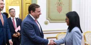 Venezuela firmó acuerdo con Shell para desarrollar una división de PDVSA en Monagas