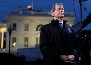 En plena guerra, EEUU autorizó temporalmente venta de petróleo iraní varado en el mar