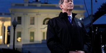 En plena guerra, EEUU autorizó temporalmente venta de petróleo iraní varado en el mar