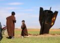 ¡Insólito! Niños juegan junto a un misil iraní sin detonar que cayó en zona rural de Siria (FOTOS)