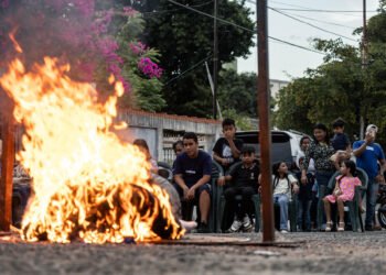 Familias de presos políticos realizaron la tradicional Quema de Judas frente a El Helicoide (VIDEO)