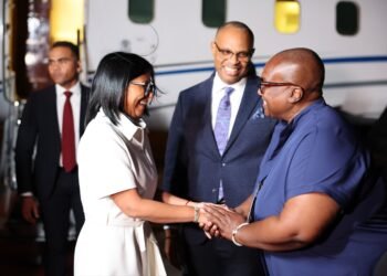 Delcy Rodríguez salió del país sin previo aviso y apareció en esta isla del Caribe