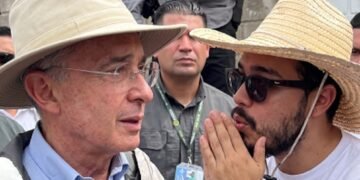Tensión en Colombia: mural cerca de la casa de Álvaro Uribe provocó choques entre seguidores y opositores (Videos)