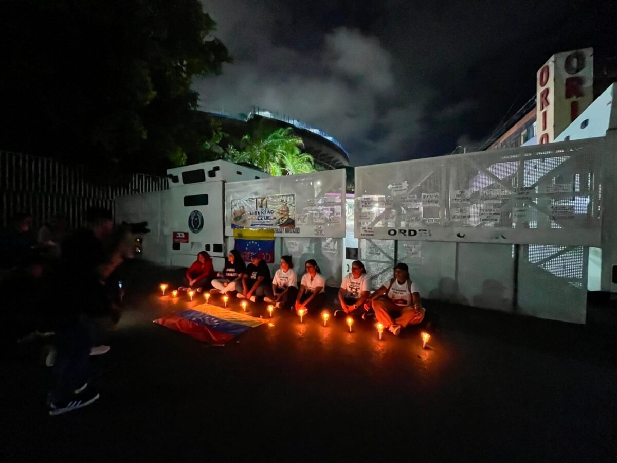 Vigilia y protesta en El Helicoide: familiares exigen conocer el paradero de presos políticos
