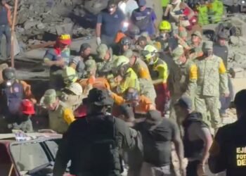 En medio del desastre, un niño de 11 años fue encontrado con vida en Caraballeda (VIDEO)
