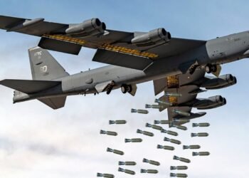 Fallecen los ocho tripulantes de un bombardero B-52 de EE UU tras estrellarse en California
